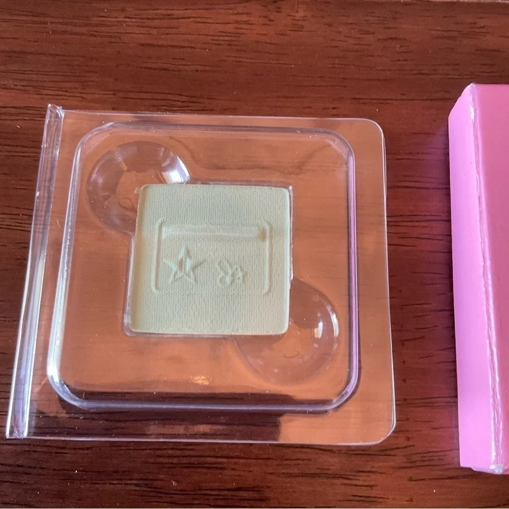 Jeffree Star Artistry Single Pan Eyeshadow in the color Mint Condition